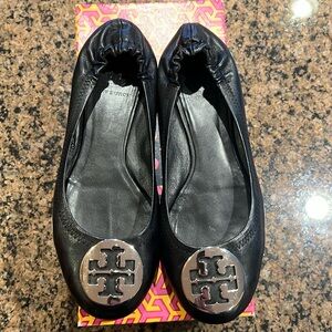 Tory Burch Classic Reva Ballet flat, black leather with silver logo, Size 8